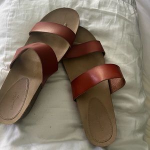 Universal thread slight wedge slides. Women’s size 12